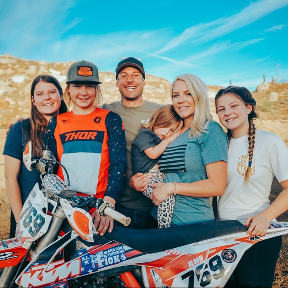 MEET YOUR SELLER/BUYER! 💋💃🦄🌹🎻✈️⚓️🆒🎵🇺🇸🗽🎀 - Picture 5 of 6